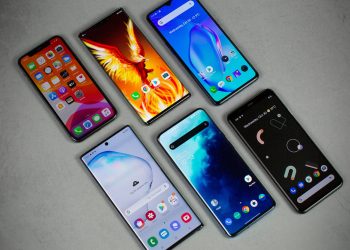 10 telefonat më të shitur të vitit 2021. Apple dominon, por Androidi i parë do t’ju habisë!