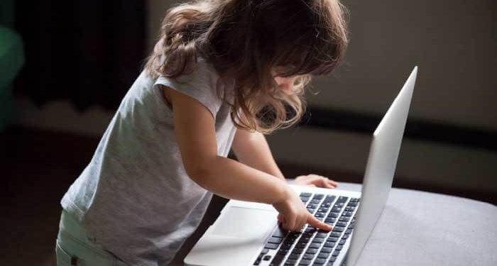 Studimi, ekranet e televizorit dhe PC-të janë të dëmshme për fëmijët edhe 2 orë në ditë