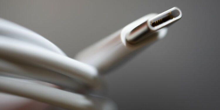 SHBA mendon për karikuesin universal USB-C: Apple e zënë ngushtë me iPhone