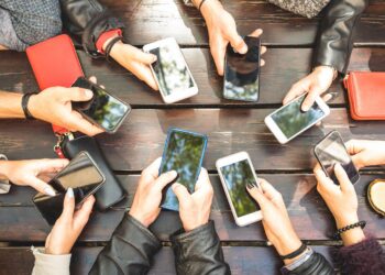 Sa shpesh e përdorim telefonin gjatë pushimeve? Një studim e zbulon