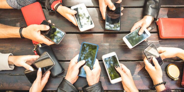 Sa shpesh e përdorim telefonin gjatë pushimeve? Një studim e zbulon