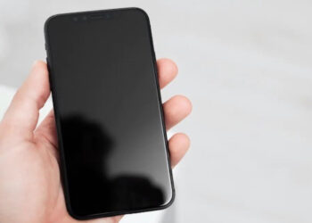 Pse errësohet ekrani i iPhone? Shpjegimi dhe mënyra e zgjidhjes