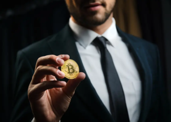 Shisni kriptomonedha dhe blini aksione – ja këshilla e JPMorgan