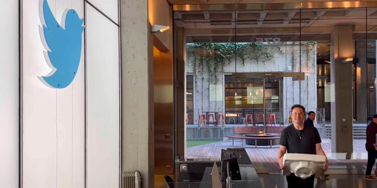 Twitter, Musk: pushime nga puna të pashmangshme, humbasim më shumë se 4 milionë dollarë në ditë