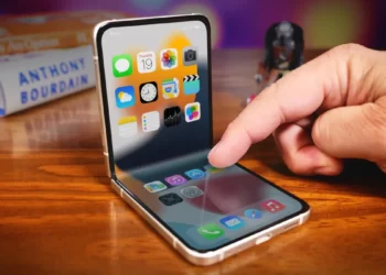 Ky është iPhone i parë i palosshëm, e bëri një creator