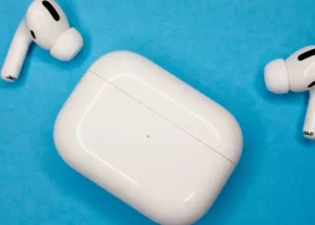 AirPods: Mund të zëvendësojnë aparatet e dëgjimit