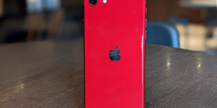 Apple vë në pikëpyetje të ardhmen e iPhone SE