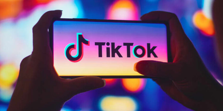 TikTok fokusohet në shopping: nga sot është e mundur të blini produkte përmes feed-it