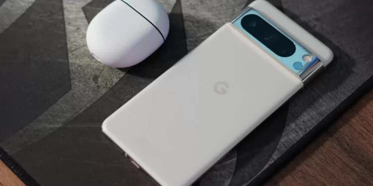 Google Pixel 8 drejt AI: vjen përditësimi i parë i AI Core