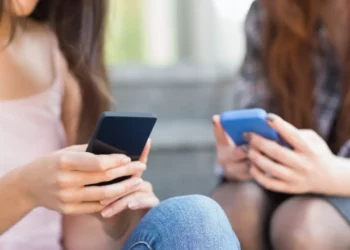 Britania e Madhe ndalon totalisht përdorimin e smartfonëve në shkollë