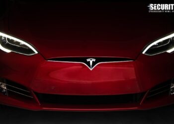 Tesla shpërblen hakerët pasi gjetën një bug në softuerin e saj