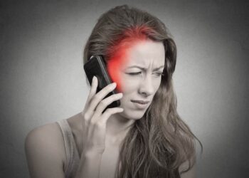 Përdorimi jo i duhur i smartphone mund të shkaktojë dëme fizike