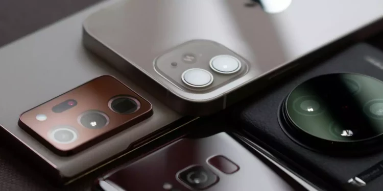 Tregu i telefonave inteligjentë: Samsung ia kalon sërish Apple-it