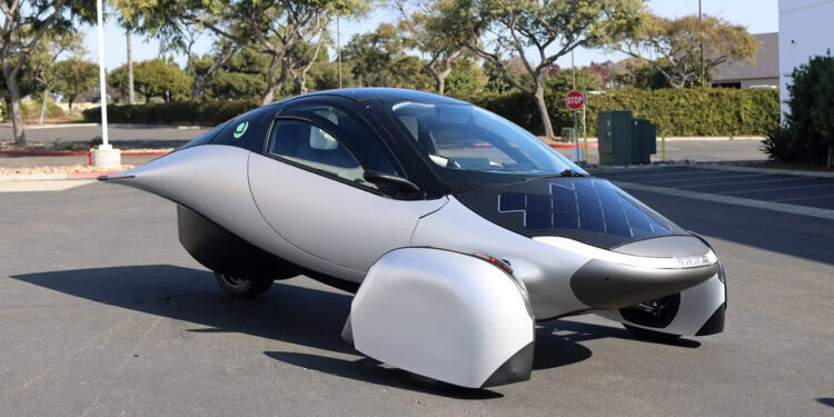 Makina elektrike diellore më e mahnitshme që keni parë ndonjëherë është gati për treg