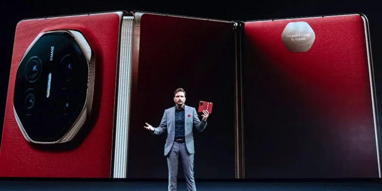 Smartphone tri-fold HUAWEI Mate XT gati për debutim në mbarë botën