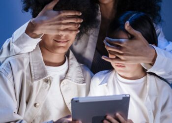 Mediat sociale dhe adoleshentët: Beteja e padukshme për shëndetin mendor