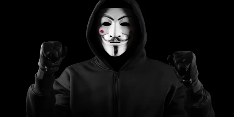 Anonymous sulmon përsëri: Hakohet linja ajrore e deportimit të Trump