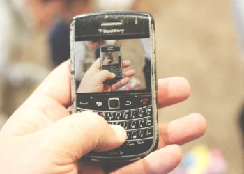 Gjenerata Z kundër rrymës: zgjedhin Blackberry në vend të iPhone dhe Galaxy