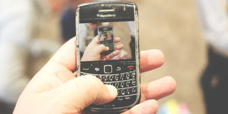 Gjenerata Z kundër rrymës: zgjedhin Blackberry në vend të iPhone dhe Galaxy