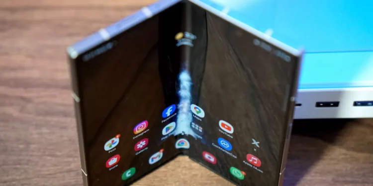 Cili është smartphone më i mirë i palosshëm nga Samsung dhe sa kushton?