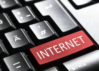 Brenda Dead Internet Theory: Cila është teoria e çmendur e konspiracionit që është rikthyer në aktualitet?