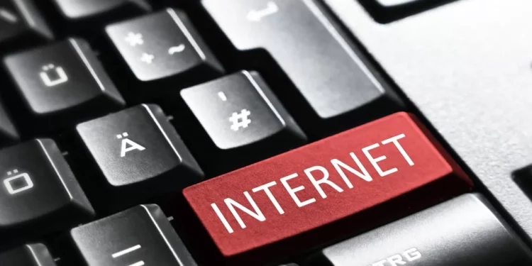 Brenda Dead Internet Theory: Cila është teoria e çmendur e konspiracionit që është rikthyer në aktualitet?