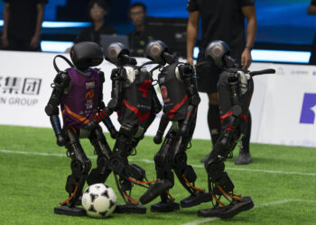 Kina organizon ndeshjen e parë të futbollit me robotë autonomë të AI