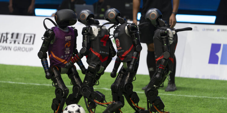 Kina organizon ndeshjen e parë të futbollit me robotë autonomë të AI