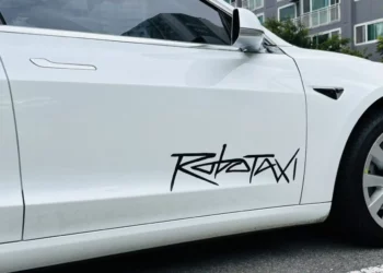 Telsa Robotaxi godet një makinë të parkuar, përplasja e parë zyrtare