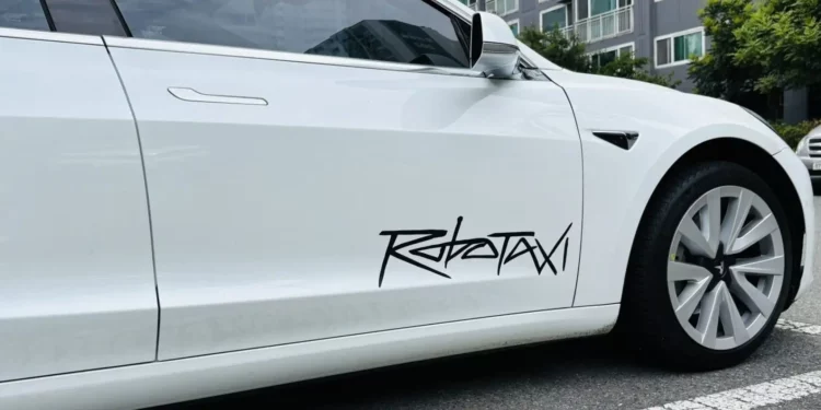 Telsa Robotaxi godet një makinë të parkuar, përplasja e parë zyrtare