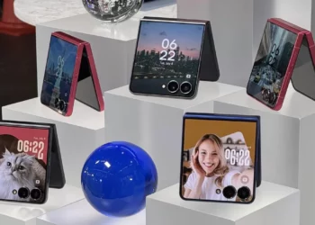 Samsung prezanton Galaxy Z Flip7: telefoni i ri, kompakt dhe i palosshëm që mund të futet në xhep