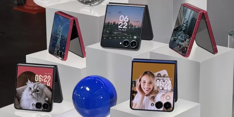 Samsung prezanton Galaxy Z Flip7: telefoni i ri, kompakt dhe i palosshëm që mund të futet në xhep