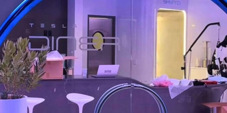 Hapet Tesla Diner, restoranti i parë retro-futuristik i Elon Musk