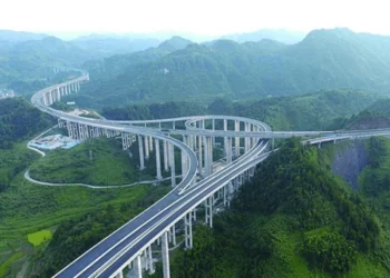 Një mal ndahet në dy pjesë për të akomoduar një autostradë: video nga Kina