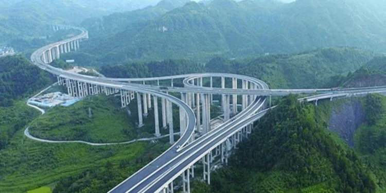 Një mal ndahet në dy pjesë për të akomoduar një autostradë: video nga Kina