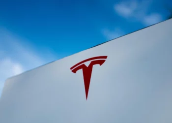 Tesla Insurance nën akuzë për vonesa flagrante dhe dështime sistematike në Kaliforni