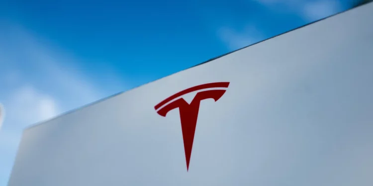 Tesla Insurance nën akuzë për vonesa flagrante dhe dështime sistematike në Kaliforni