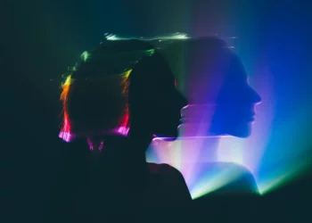 Fansat paralajmërohen: Mos përdorni deepfake të të ndjerëve