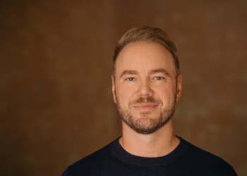 Nga kufjet te besnikëria: Krijuesi i Headphones.com ndërton startup-in Lantern për të afruar klientët