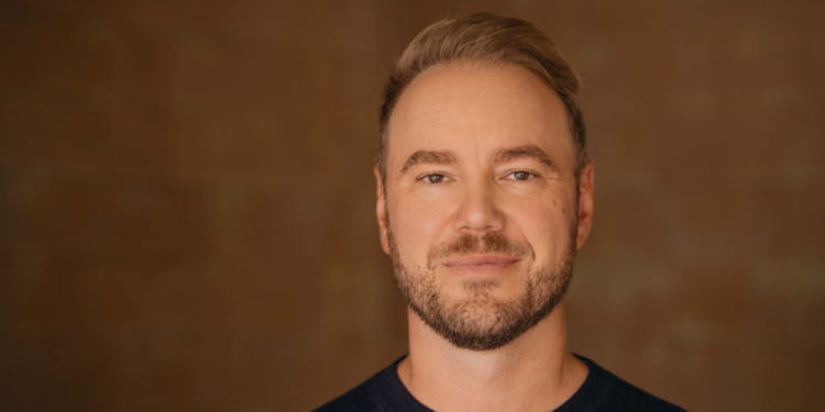 Nga kufjet te besnikëria: Krijuesi i Headphones.com ndërton startup-in Lantern për të afruar klientët