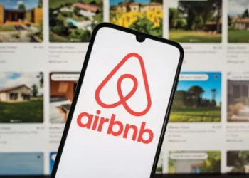 Airbnb shton funksione sociale për t’i lidhur udhëtarët mes tyre