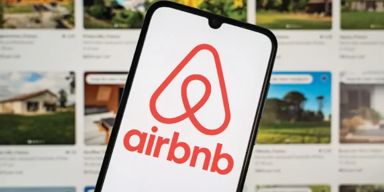 Airbnb shton funksione sociale për t’i lidhur udhëtarët mes tyre