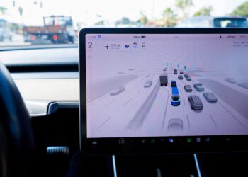 Tesla nën hetim për sistemin “Full Self-Driving”