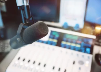 Warner Music dhe Udio nisin partneritet pas padisë: platformë muzikore me AI e licencuar