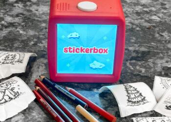Stickerbox: lodër me AI që shndërron idetë e fëmijëve në stickera reale