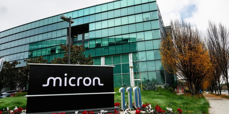Fabrika gjigante e çipeve e Micron vendos fatin e një 91-vjeçareje në pikëpyetje