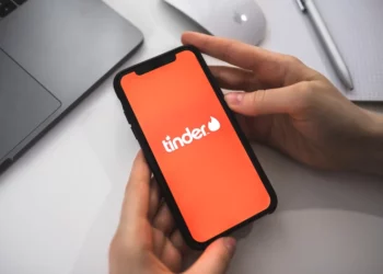 Tinder përdor AI për të lexuar fotot e tua – a po rrezikohet privatësia?