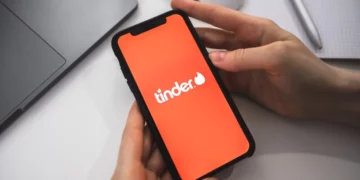 Tinder përdor AI për të lexuar fotot e tua – a po rrezikohet privatësia?