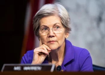 Elizabeth Warren ngre alarmin për lidhjet e Trump me kripto dhe PancakeSwap