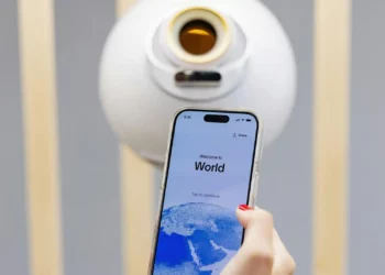 World hyn në garën e super-aplikacioneve me pagesa kripto dhe komunikim të enkriptuar